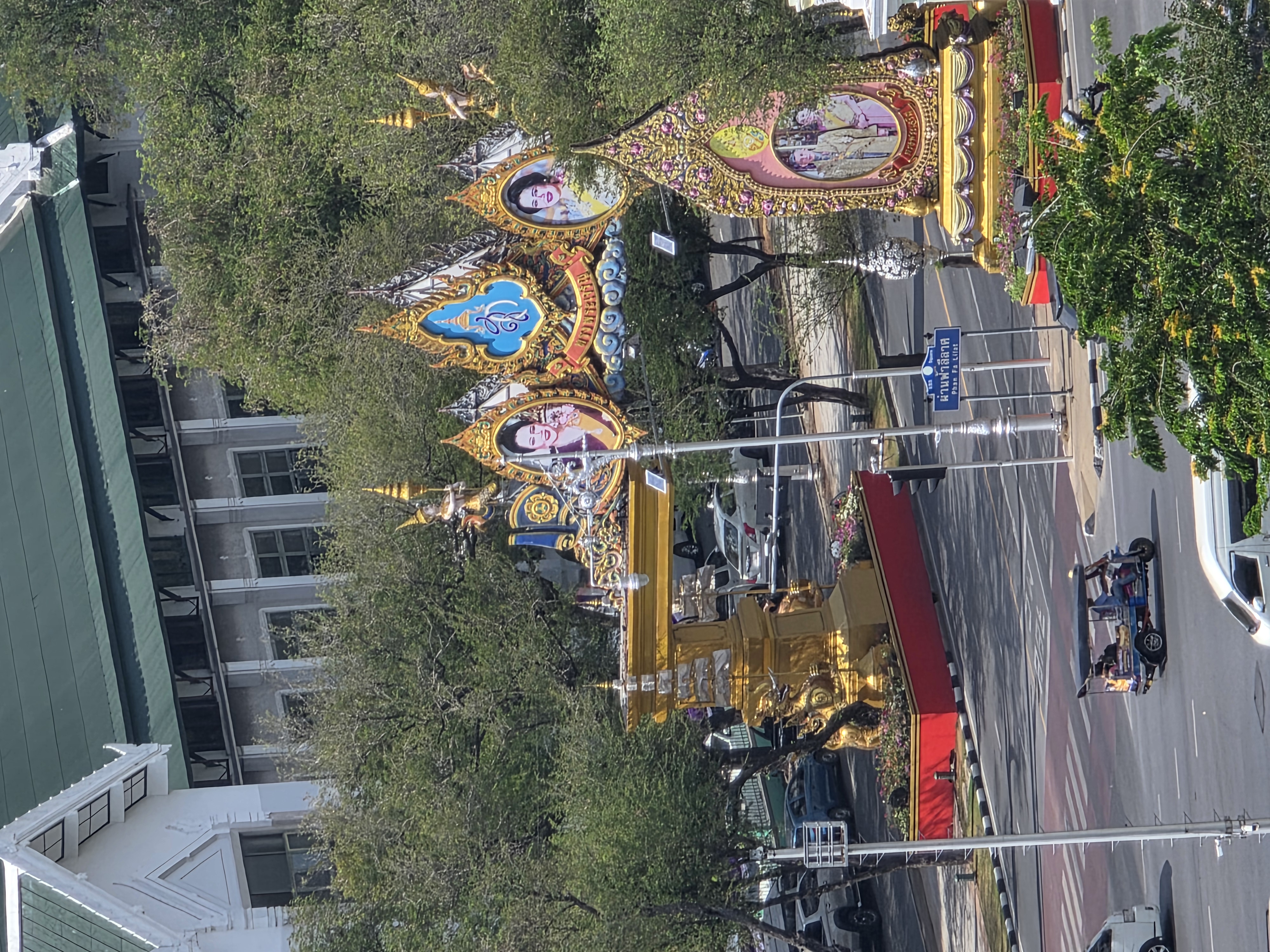 street-level view of royal arch and tuk-tuk, Phan Fa Lilat intersection
