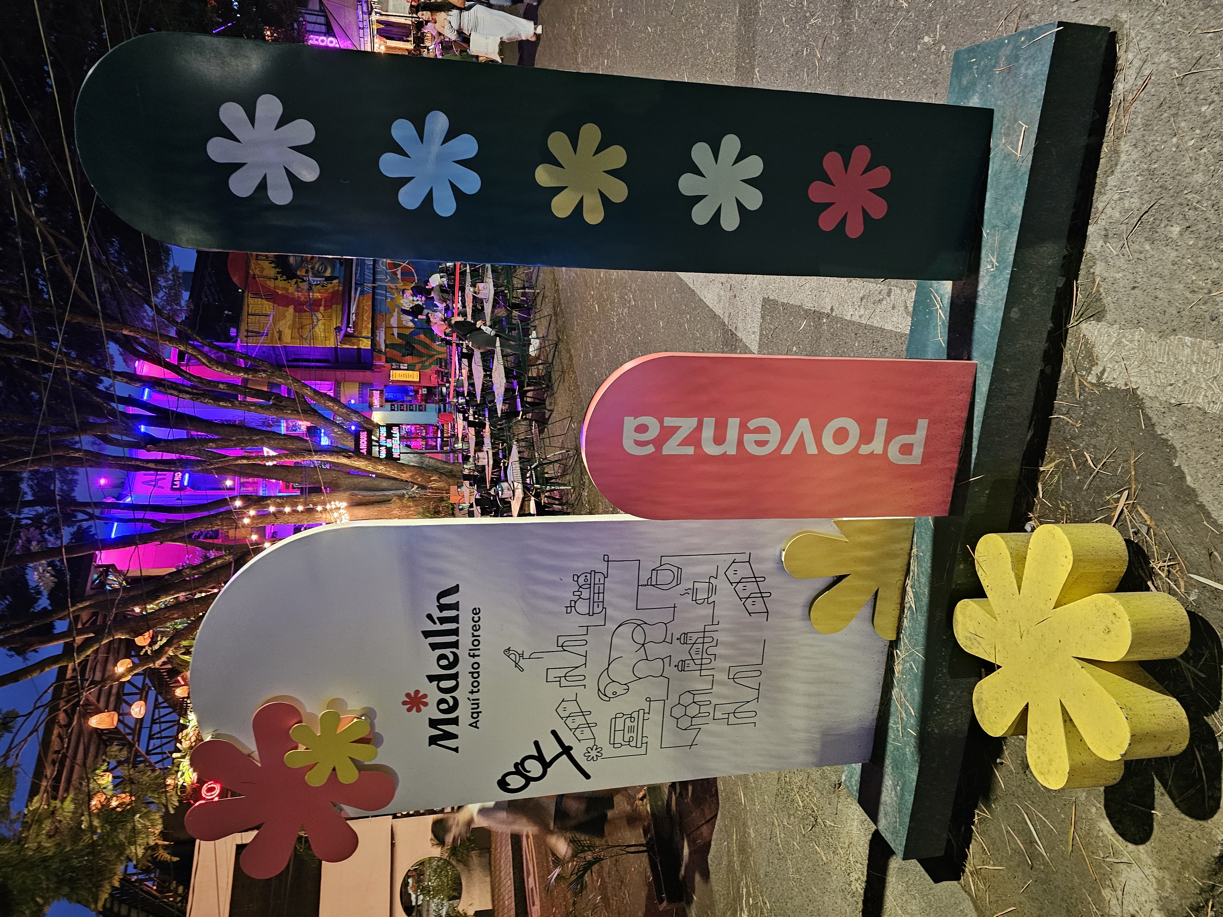 "Aquí todo florece" sign, Provenza