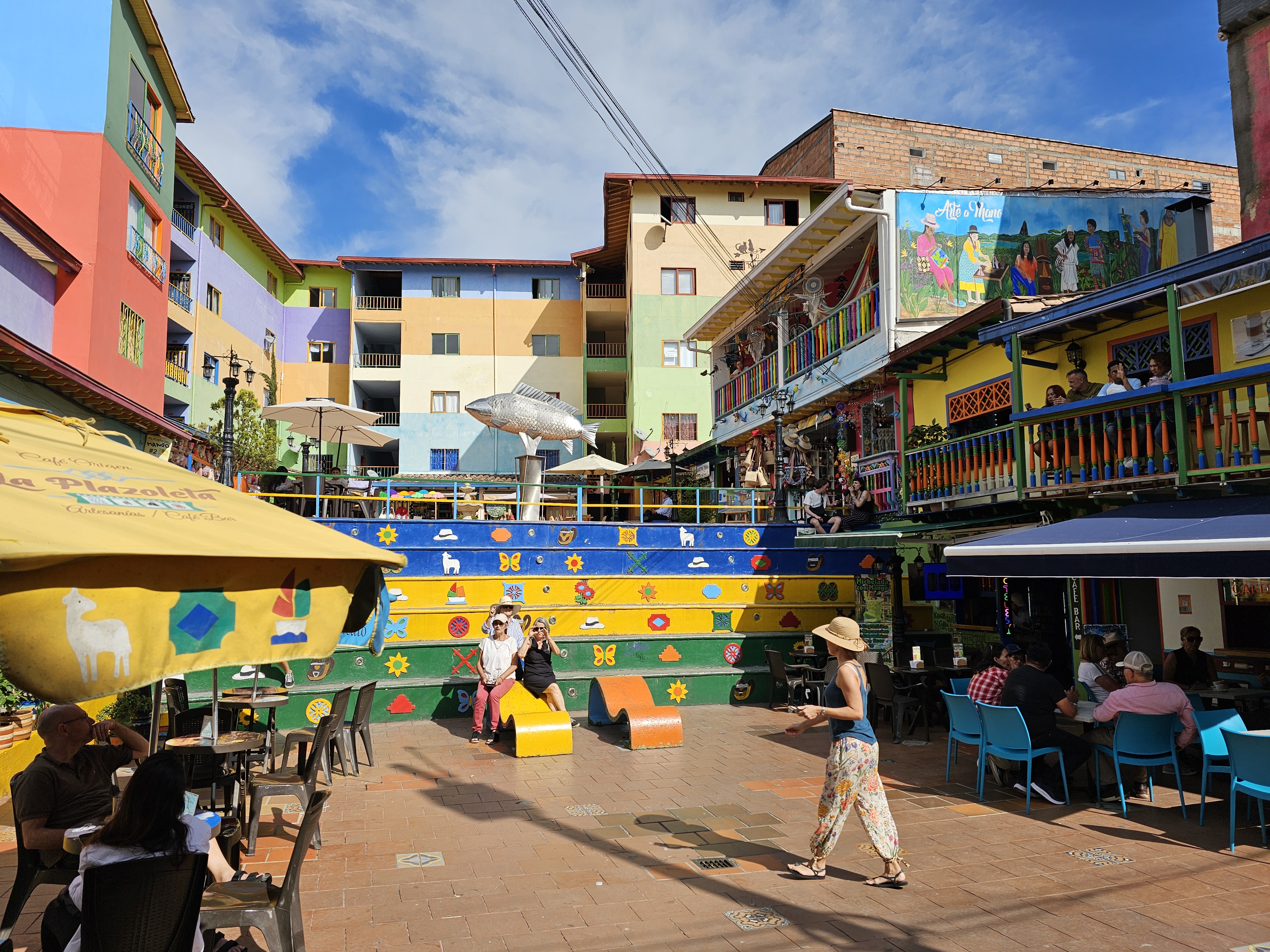 Guatapé plaza wide shot