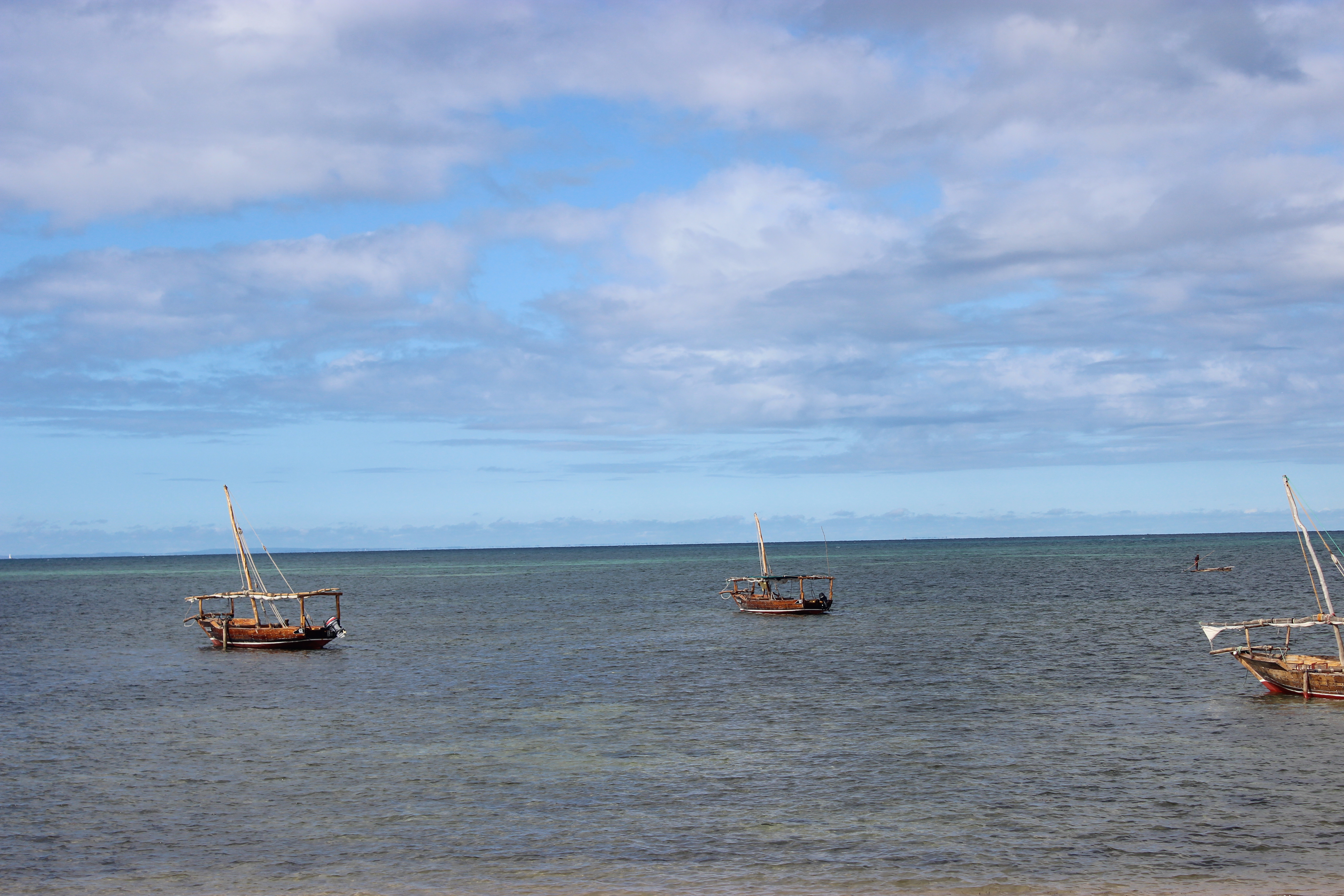 Dhow boats moored on the Indian Ocean, Zanzibar — Safari Blue